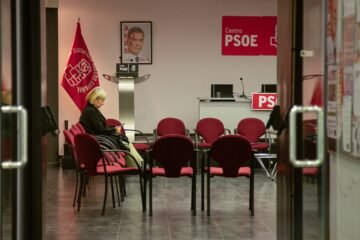 El PSOE contiene la respiración ante las elecciones andaluzas tras la “dulce derrota” de Castilla y León
