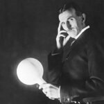 La historia del mando a distancia: de los torpedos de Tesla a la pereza del sofá