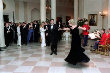 El día que el príncipe Carlos se enfureció por el baile de Lady Di con Travolta en la Casa Blanca y otras anécdotas de un siglo de visitas de los Windsor a EEUU
