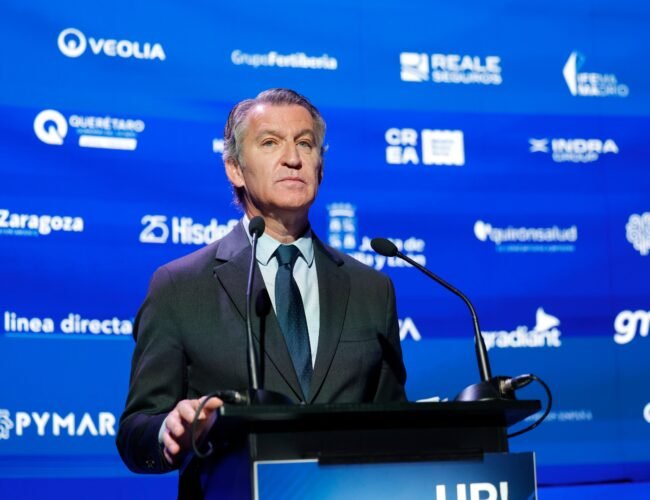 Feijóo acusa al Gobierno de “traicionar los pilares básicos del europeísmo” con la regularización de inmigrantes