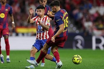 Es tarjeta roja a Gerard Martín: entra con fuerza excesiva y hay riesgo de lesión