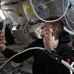 El ‘fantasma’ de la gravedad terrestre: por qué a los astronautas les cuesta agarrar objetos en el espacio y tienen que ‘reaprender’ a la vuelta