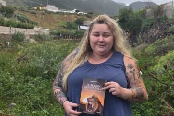 Carmen Sarabia Pérez transforma el dolor en fuerza con una obra que une la vida humana y la naturaleza salvaje