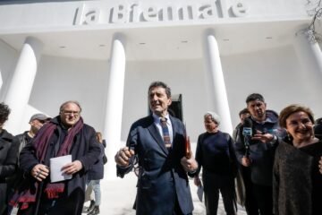 Terremoto en la Bienal de Venecia: el jurado dimite en bloque y los premios los decidirá el público