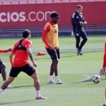 Alineaciones oficiales del Sevilla – Atlético de Madrid de LaLiga EA Sports 2025-2026: revolución canterana en el once