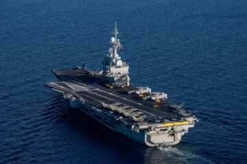 El portaviones francés Charles de Gaulle cruza el Canal de Suez y se acerca a la zona de conflicto: «La coalición está lista para asegurar el Estrecho de Ormuz»