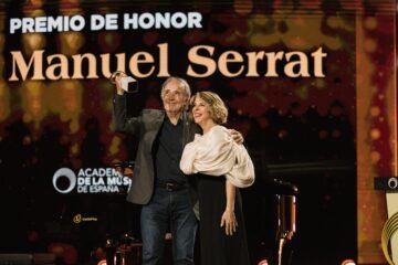 Rosalía arrasa en los premios de la Música, no se presenta a la gala, pero todo se compensa con la inmensa sabiduría de Serrat