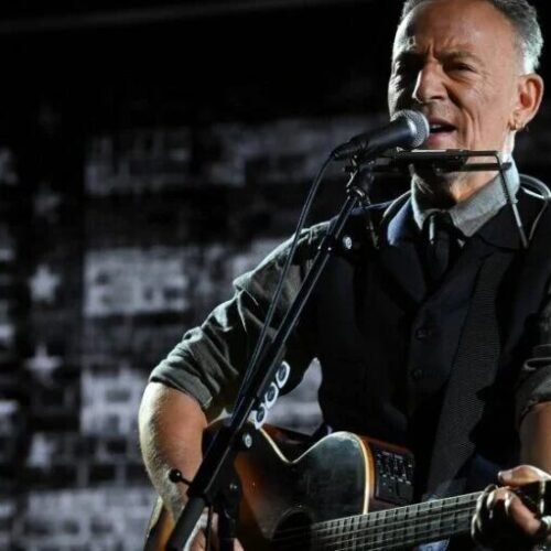 Springsteen canta a Colbert en su despedida: “Eres el primero en perder su trabajo porque nuestro presidente no encaja un chiste” 