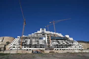 El Consejo Consultivo allana el camino para demoler El Algarrobico 20 años después de su paralización
