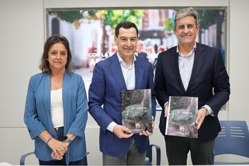 Juanma Moreno reafirma el apoyo del PP a los cazadores firmando la Agenda Andaluza por la Caza