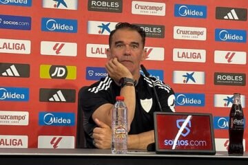 García Plaza alucina con la afición del Sevilla: «Ha sido increíble»