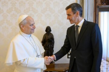 La España laica rechaza la visita del Papa al Congreso: “Es un crimen contra la aconfesionalidad del Estado”