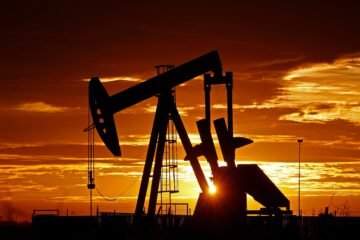 La OPEP intenta estabilizar los precios del petróleo con un nuevo aumento en la producción tras la salida de Emiratos Árabes Unidos