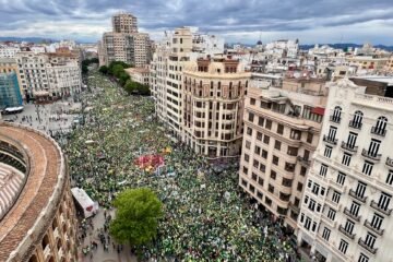 Los profesores toman el centro de Valencia en una manifestación multitudinaria en su quinto día de huelga