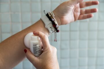 Sin hormonas: la odisea para encontrar Lenzetto, el medicamento más escaso de España