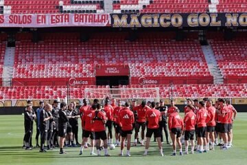 La afición se vuelca en el entrenamiento previo a la Real: «No estáis solos en esta batalla»