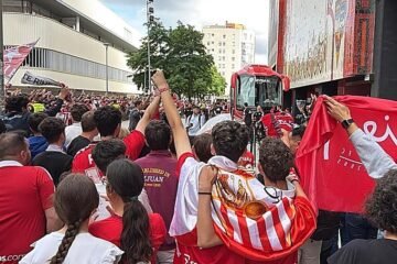 Locura en la salida del Sevilla FC del Sánchez-Pizjuán: «Nos vamos a dejar la piel»