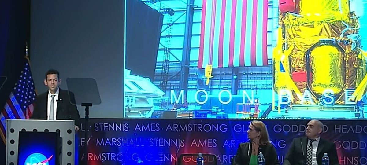 Varapalo para Elon Musk: la NASA elige la nave de Jeff Bezos para arrancar la primera colonia en la Luna este otoño