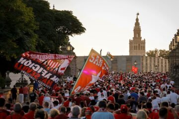 La federación de peñas exige a los máximos accionistas que expliquen cómo va la venta del Sevilla