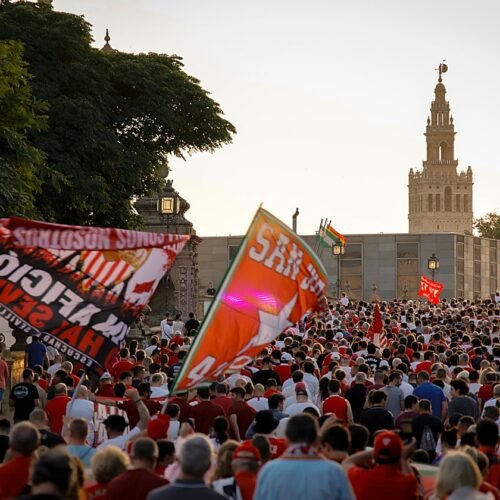 La federación de peñas exige a los máximos accionistas que expliquen cómo va la venta del Sevilla