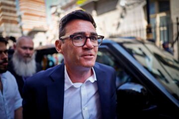 El relevo de Starmer por Burnham expone la inestabilidad política, económica y social del Reino Unido diez años después del Brexit