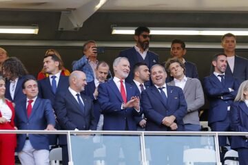 El Rey, rodeado de futbolistas históricos, vibró con la victoria de España
