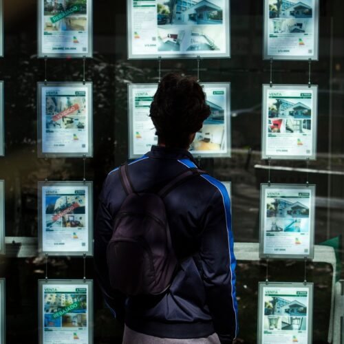 Los jóvenes que asumen todos los gastos del hogar corren el riesgo de caer en situación de pobreza, según un informe del BBVA