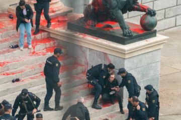 La jueza descarta las penas de prisión para los activistas climáticos que mancharon de rojo el Congreso en 2023