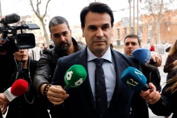 El juez apunta también contra Fernando Camino, alto cargo de Quirón y jefe de la pareja de Ayuso