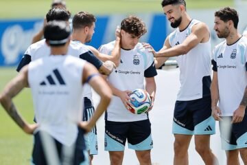 Enredando con su futuro y suplente de Lautaro: Julián, el borrón de Argentina