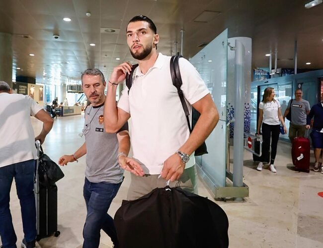Rafa Mir arranca la pretemporada con el Sevilla FC a la espera de que fructifique su recurso tras ser condenado
