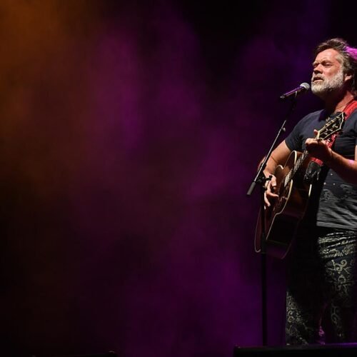 Las canciones desnudas de Rufus Wainwright cautivan en Murcia