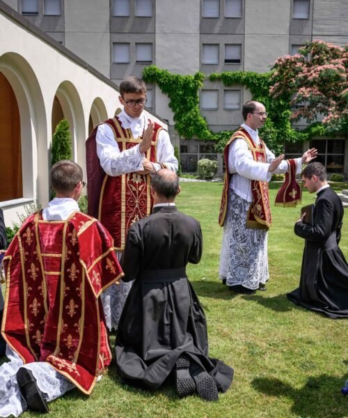 Cisma en la Iglesia católica: los lefebvrianos consuman su desafío al Papa León XIV y ordenan a cuatro obispos ultramontanos pese a la advertencia de excomunión