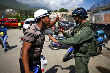 Recorrido por los milagros y la muerte de un pueblo extenuado: «Hemos visto sus fotos y zapatos, pero vamos a conseguir sus cuerpos»