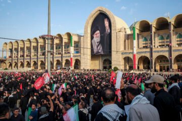 Irán convierte el funeral de Jamenei en un desafío a Washington en pleno aniversario de la independencia: «¡Venganza, muerte a EEUU!»