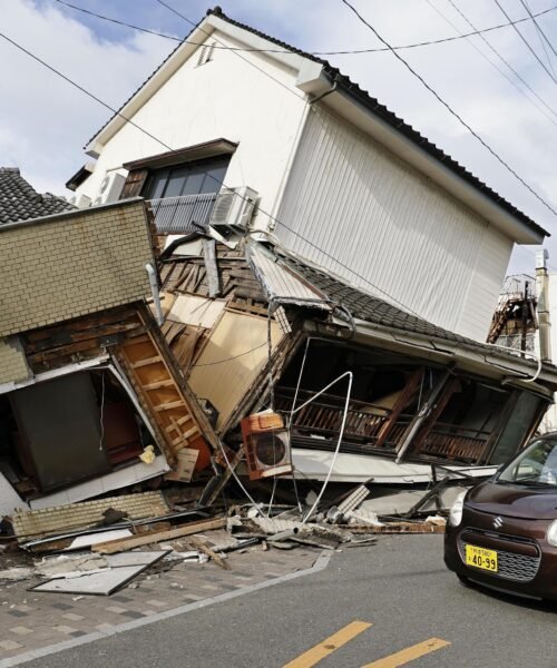 Aumenta el número de muertos por el terremoto en Japón mientras los equipos de rescate buscan a los desaparecidos