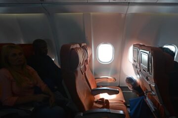 Con tres capas y hechas de resina: así son las ventanillas de los aviones