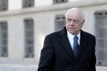 El juez sienta en el banquillo al BBVA y su expresidente Francisco González por los espionajes de Villarejo