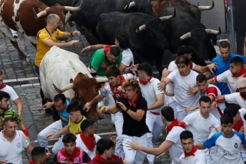 Un herido en un brazo y 10 contusionados en un rapidísimo y abarrotado tercer encierro con los toros de Victoriano del Río