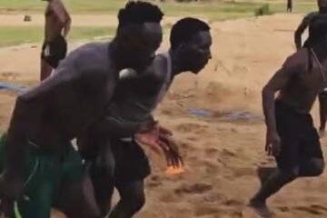 Akor Adams agota sus vacaciones trabajando sobre la arena y con su futuro en el aire