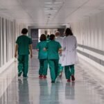 La relación entre las bajas laborales y las listas de espera sanitarias pone el foco sobre las comunidades autónomas