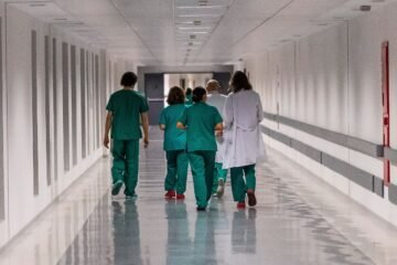 La relación entre las bajas laborales y las listas de espera sanitarias pone el foco sobre las comunidades autónomas