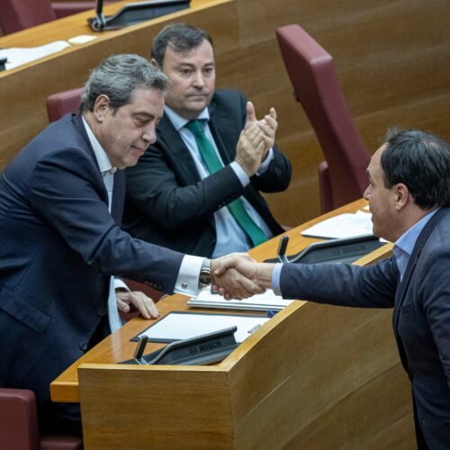 La ‘prioridad nacional’ pactada por PP y Vox amenaza con discriminar a militares y otras profesiones con alta movilidad