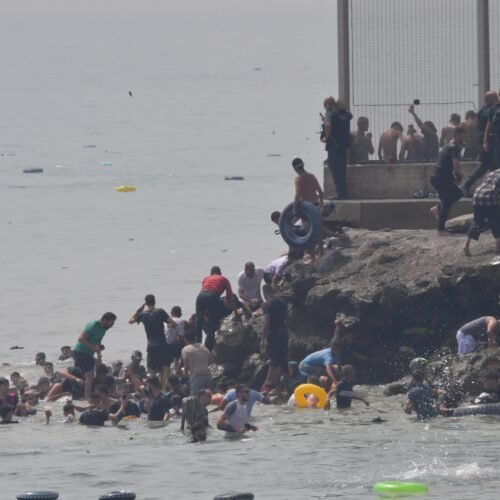 “¡Marruecos no, Marruecos no!”: los inmigrantes que entran en Ceuta imploran a la Guardia Civil que no los devuelva a su país