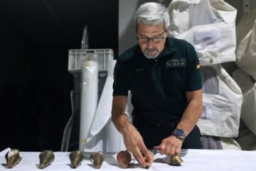 Las cicatrices de la Guerra Civil sobreviven en el Palacio Real: “Las armaduras de Felipe IV quedaron como un queso gruyer”