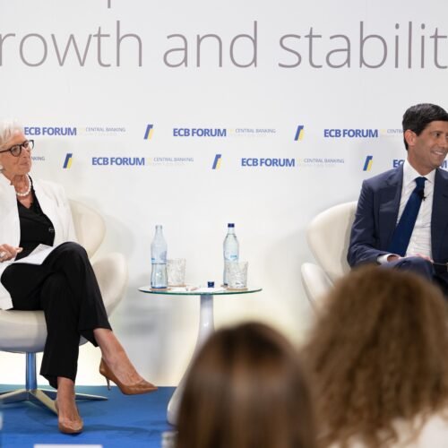 Warsh entona la melodía del ‘halcón’ en Europa: “Nuestro trabajo es la estabilidad de precios”