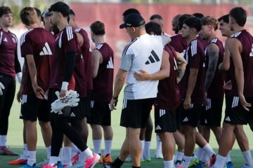 Rafa Mir no aparece en la foto de la vuelta al trabajo y el Sevilla FC se ocupa sin pausa en su salida