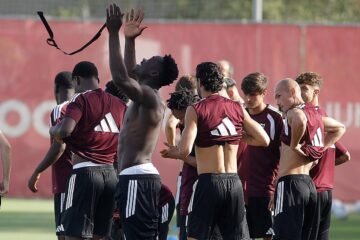 Akor Adams sigue entrenando con el Sevilla por una venta que no consigue resolverse