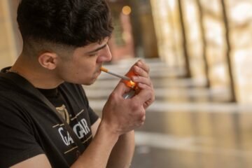 La nueva ley del tabaco prohíbe fumar a los menores y hacerlo en terrazas y campus universitarios