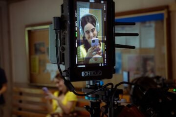 Rodar dos temporadas en dos semanas con las cámaras giradas: así se hace una microserie en vertical española 